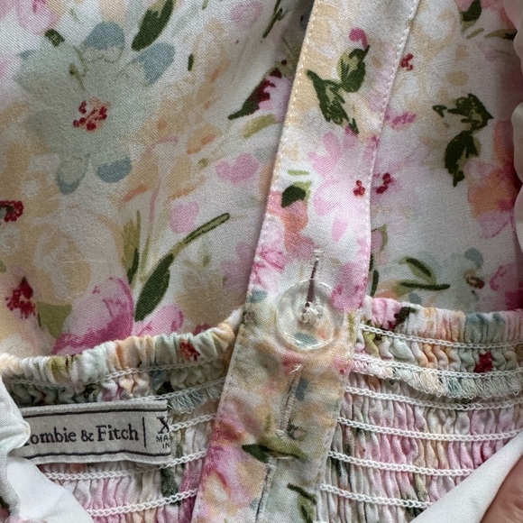 Abercrombie & Fitch Floral Dress. size XS. Adjustable straps with buttons. Slit - Picture 6 of 8